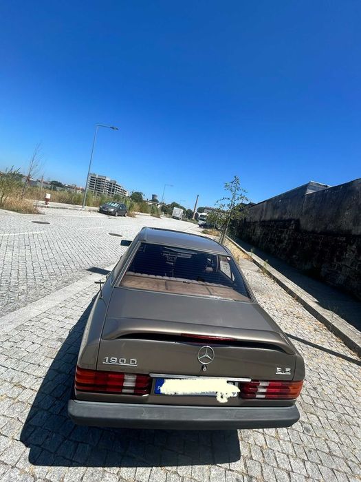 Mercedes-Benz 190D 2.5 W201 com teto de abrir elétrico