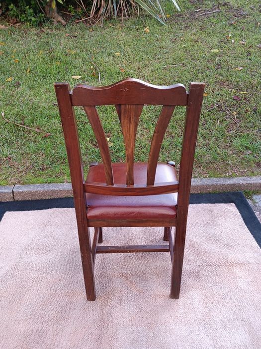 Conjunto de sete cadeiras vem madeira maciça, estrutura rígida, com es