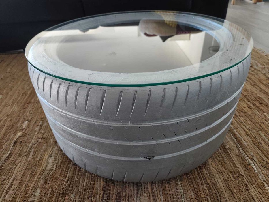 Mesa de centro com pneu de corrida