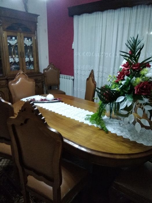 Mesa de jantar com oito cadeiras