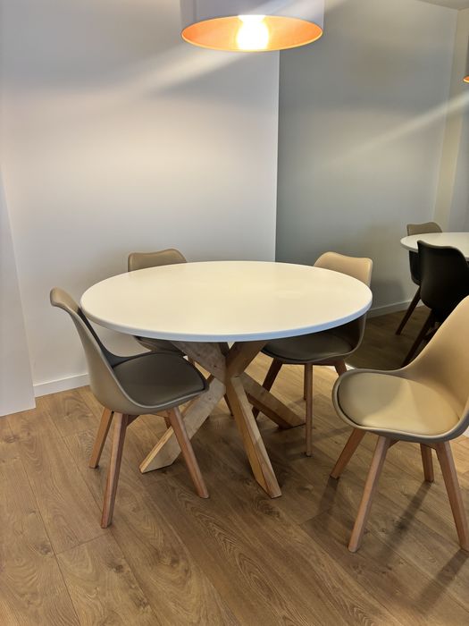 Mesa jantar redonda com cadeiras