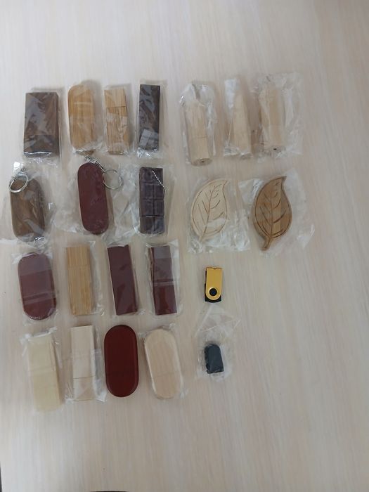 Флешки 32 Гб. 100 грн