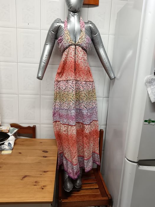 Vestido de senhora
O tamanho corresponde a um Menhora