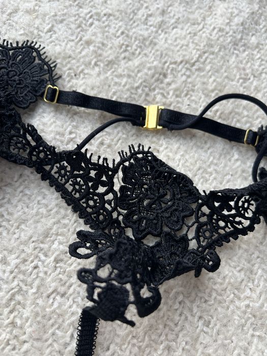 Игровой эротический комплект белья.