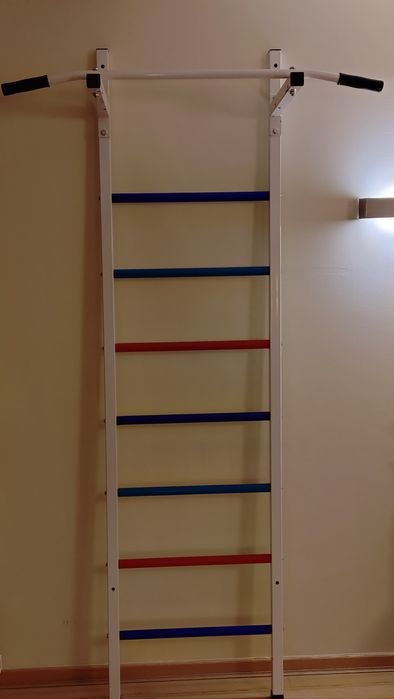 Drabinka gimnastyczna metalowa z drążkiem do podciągania(chyba Benchk)