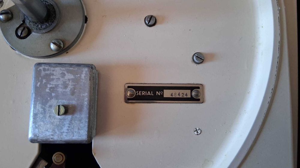 Gira-discos Garrard Modelo 301 / Braço de 12,5" / Base em MDF / Cápsula Hana SL