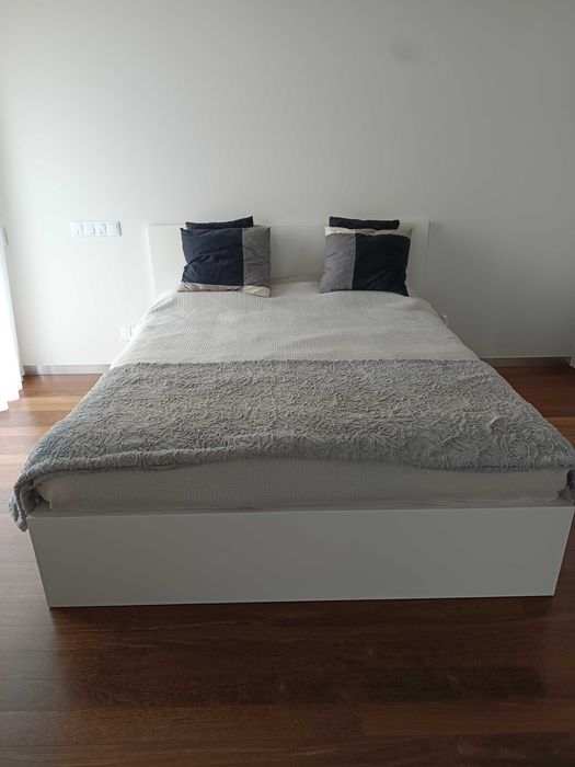 Cama e mesinhas de cabeceira