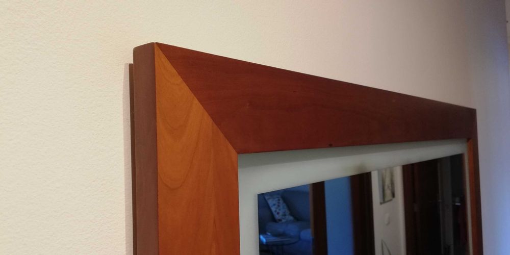 Espelho com moldura madeira cerejeira