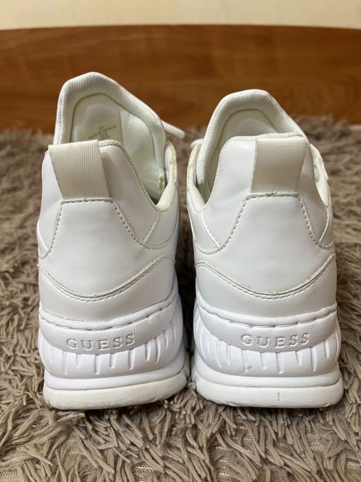 Продам кросівки Guess