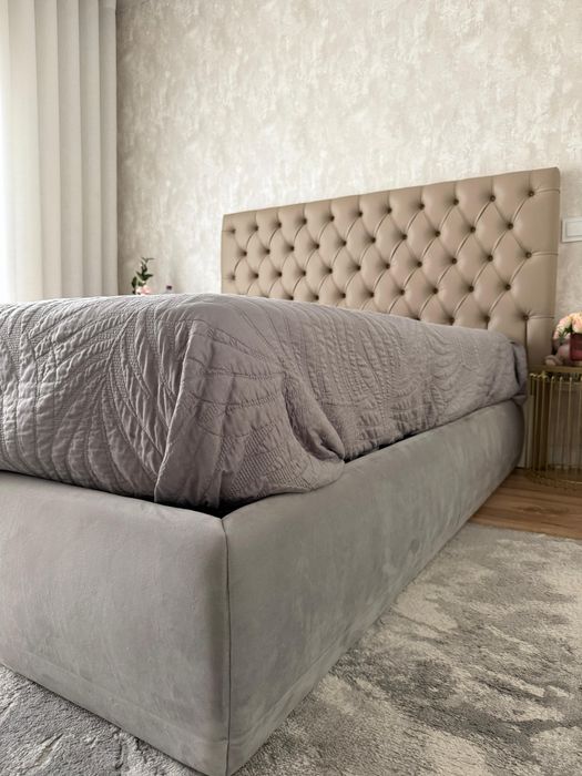 Cama Estufada em bom estado de uso, somier em veludo e