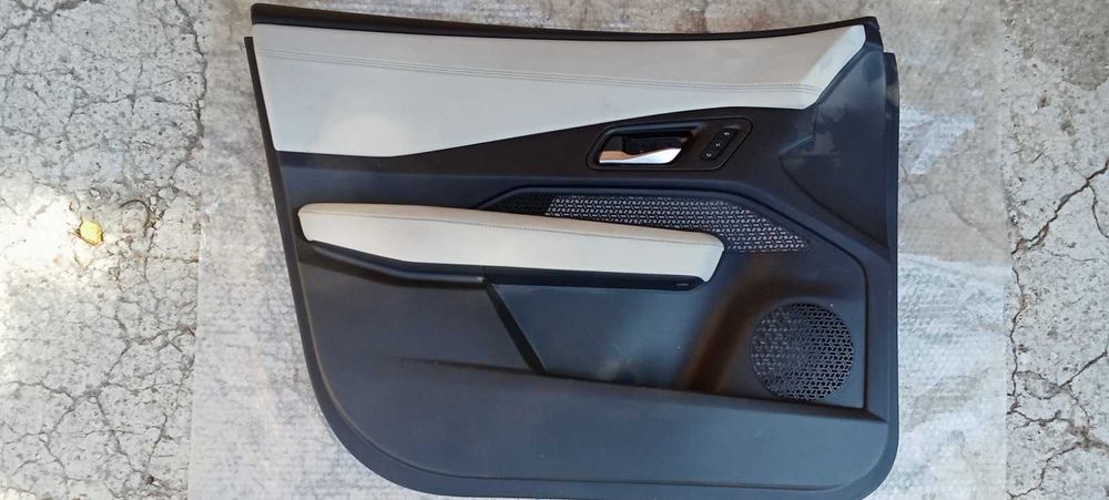 Обшивка карточка передняя левая Nissan Ariya 23-25 кожа светлая