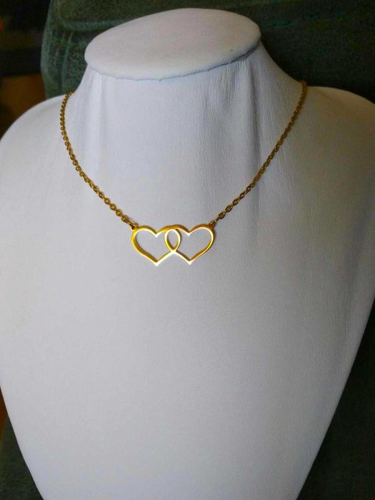 Colar Aço Dourado c/ 2 Corações Lado a Lado NOVO