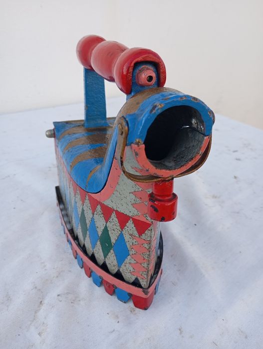 Ferro de engomar  a carvão com pintura especial