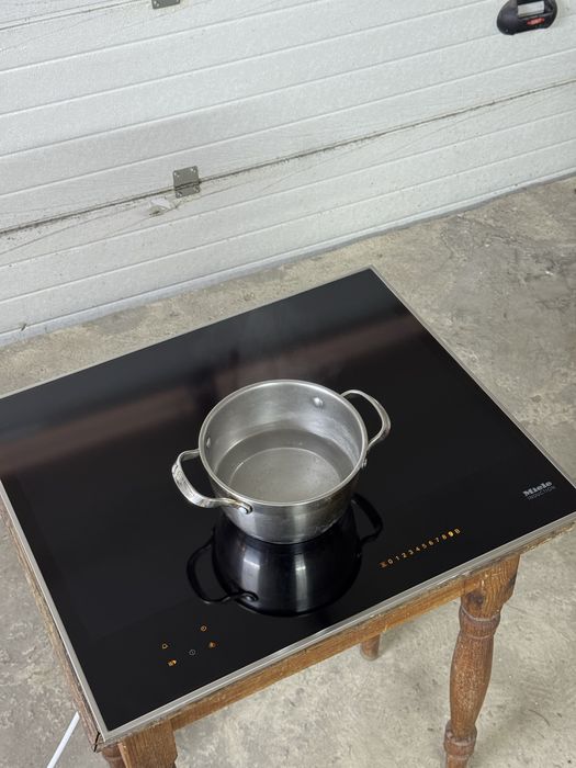 Miele KM 7667 FR — преміальна індукційна поверхня з алюмінієвою рамкою.