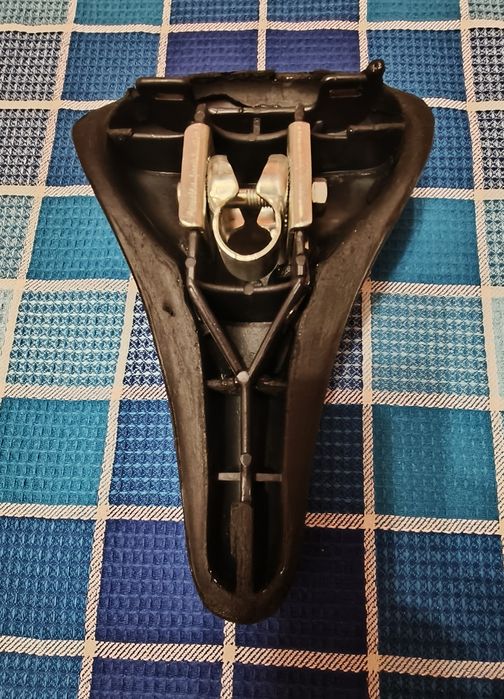 siodełko rowerowe marki Iscaselle z jarzmem