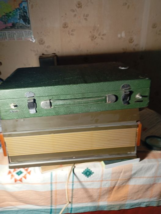 Продам радіолу "Regonda ", радіо приймач"Vef 202",  патіфон та інше.