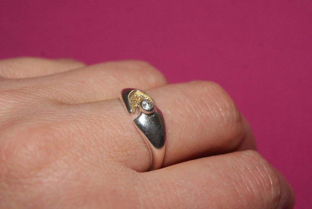 srebrny pierścionek i zawieszka z cyrkonią