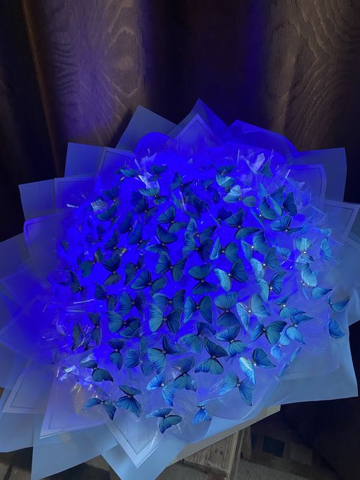 Продам дуже гарний букет з метеликами, більше 100 шт. Купували на фото