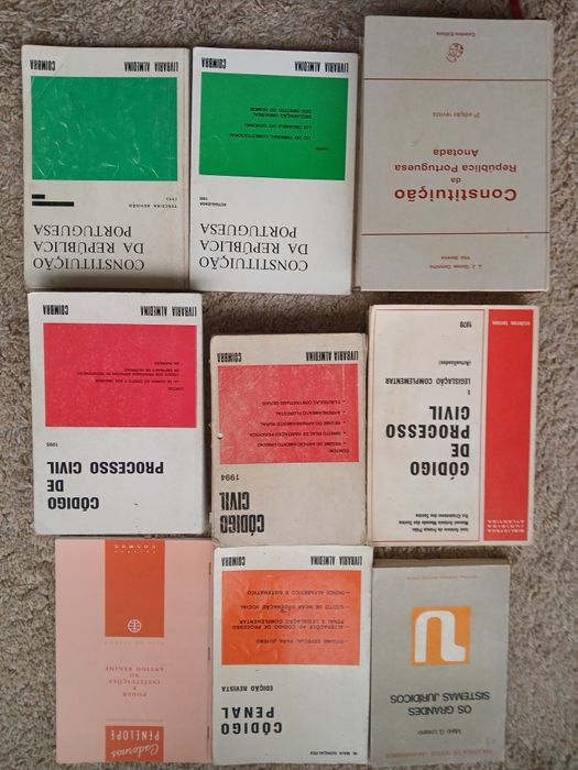 Lote de livros de direito