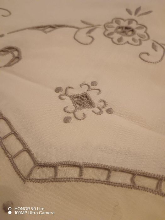 Toalha bordada à mão com 12 guardanapos