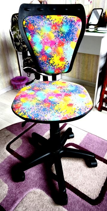 Продам компьютерный стул для девочки в хорошем состоянии