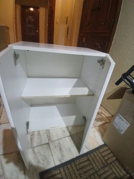 Mesa, cadeiras, microondas, cacifos, manequim