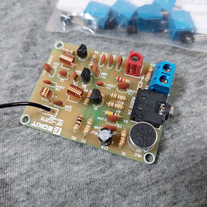 Аудио радио микрофон - фм трансмиттер с 3-6V на частоте 88–108 МГц