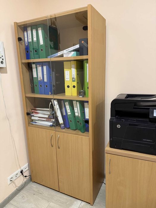 Офісні меблі: столи, шафа