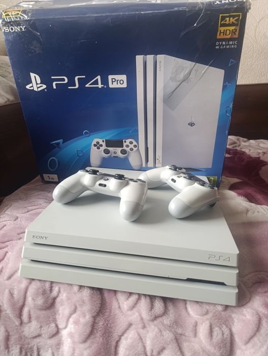 PlayStation 4 Pro 1TB Glacier White + 2 геймпади