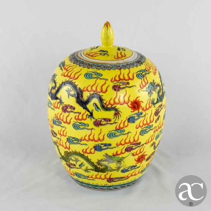 Pote de gengibre porcelana da China, decorado com dragões, circa 1960