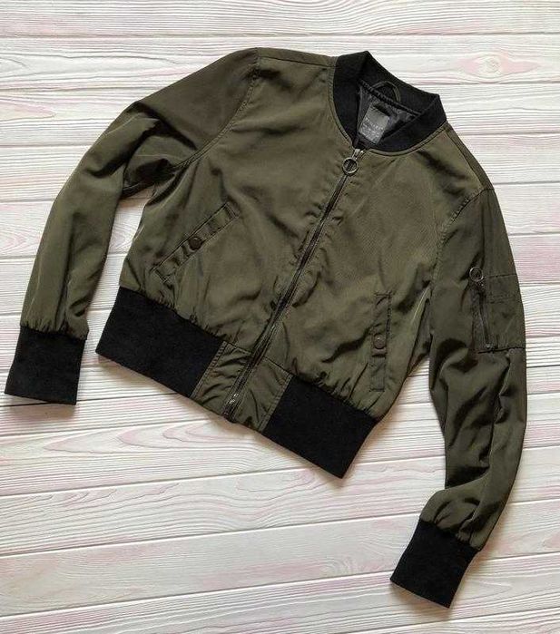 Куртка-бомбер хакі демісезон
Primark