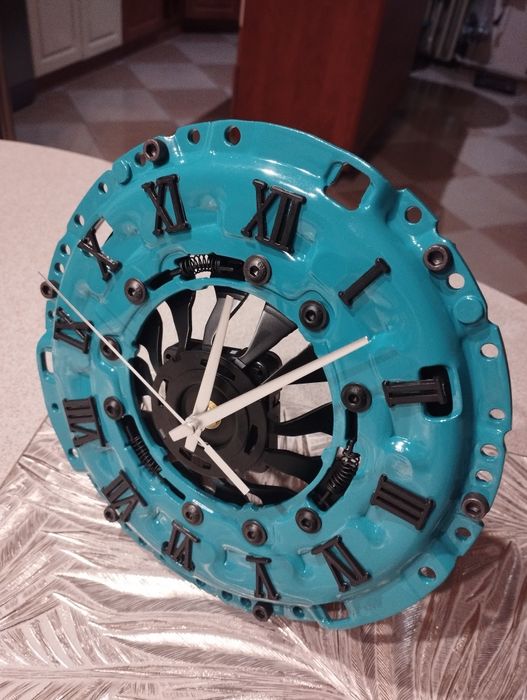 Zegar z docisku sprzęgła