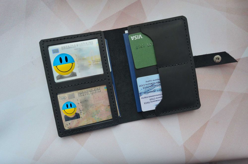 Шкіряна документниця з гравіюванням. Портмоне для автодокументів.