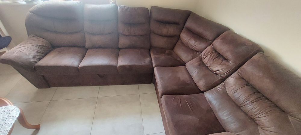 Narożnik z funkcją spania i pojemnikiem na pościel