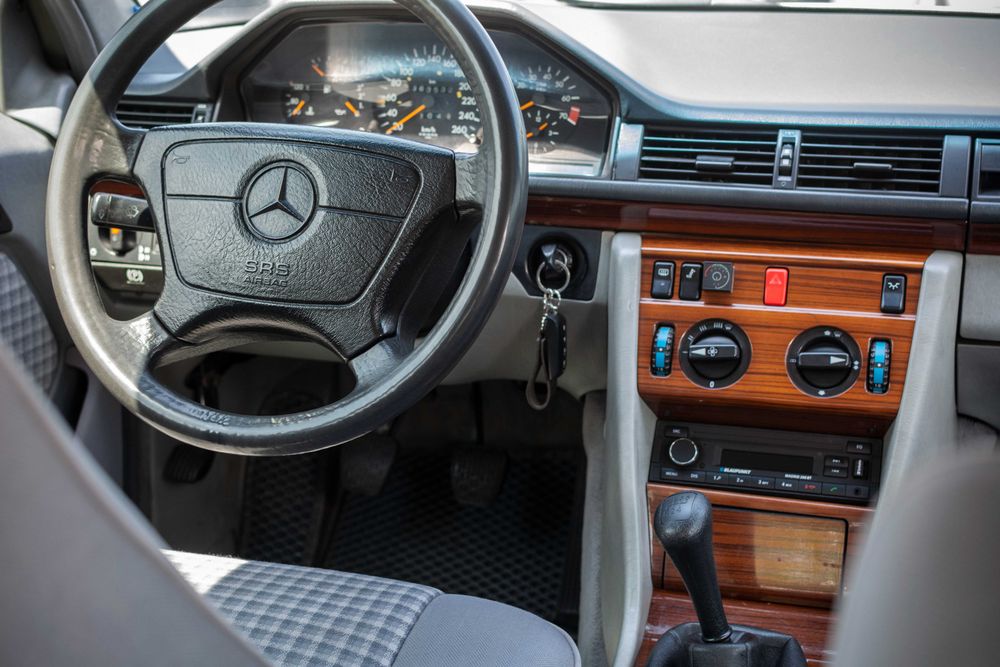 Mercedes-Benz E-Class 1993