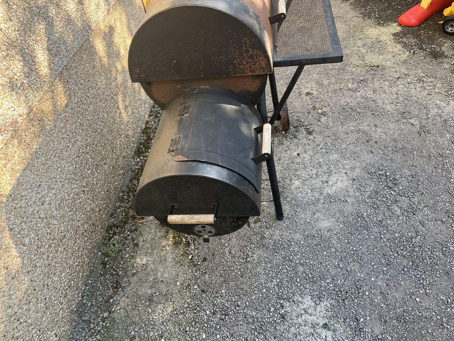 Grill węglowy z wędzarnią