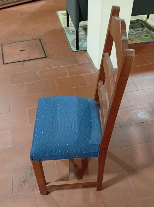 Cadeira em madeira e veludo