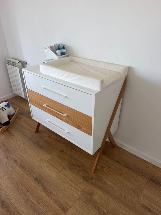 Quarto bebé: berço + cómoda + cadeira amamentação etc