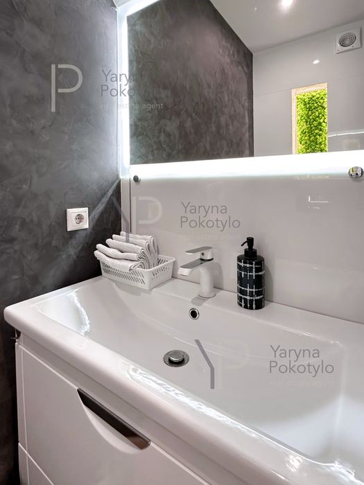 Оренда 3к квартири з власним подвірʼям та паркомісцем