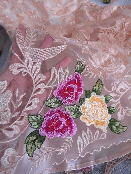 Sukienka koronkowa wyjściowa damska z haftem r.38