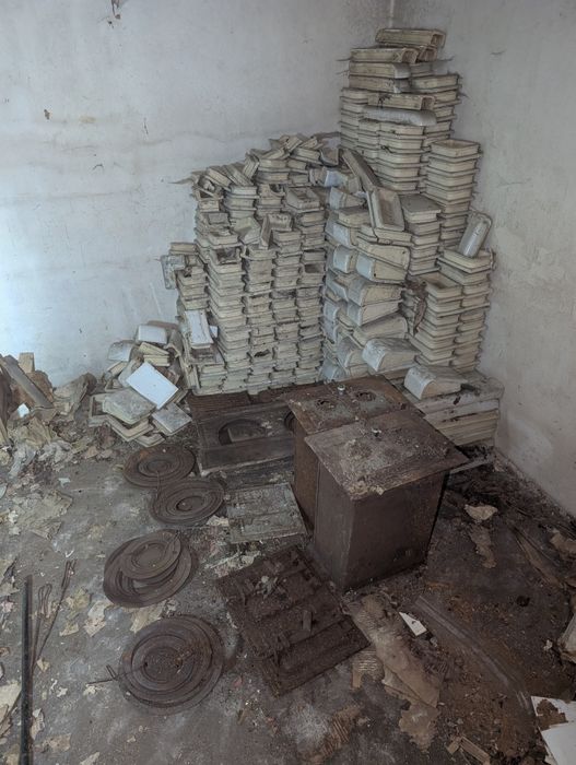 Stary piec kaflowy biały