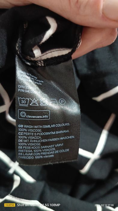 Sukienka firmy H &M.