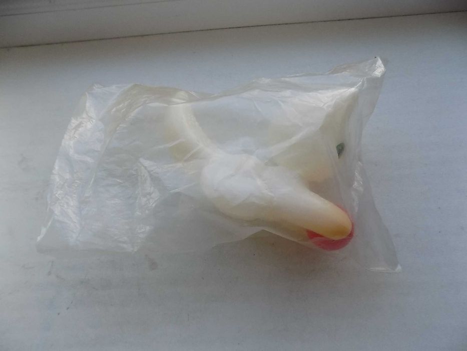 Игрушка полиэтилен СССР Котенок с мячом Клеймо