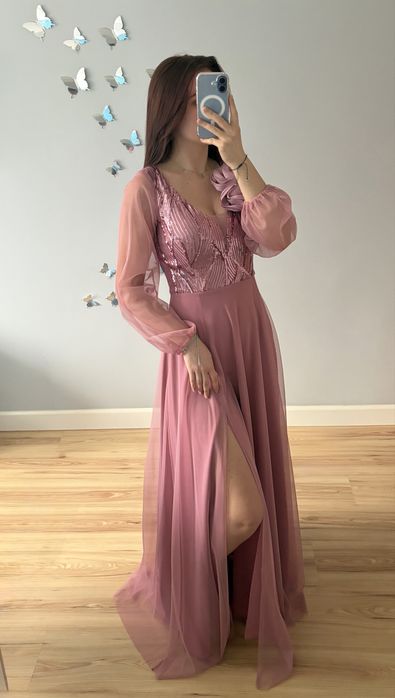 Długa suknia wieczorowa z cekinami i rozcięciem