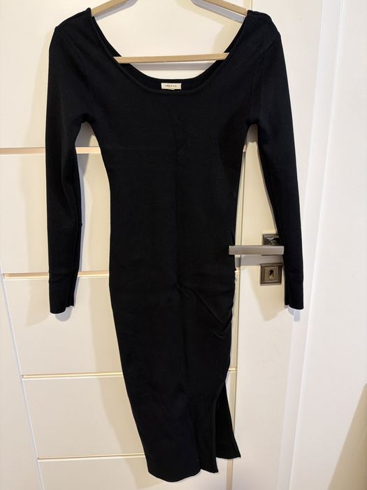 Czarna wiskozowa sukienka M/Lze ściągaczem o lewej stronie i rozcięcim