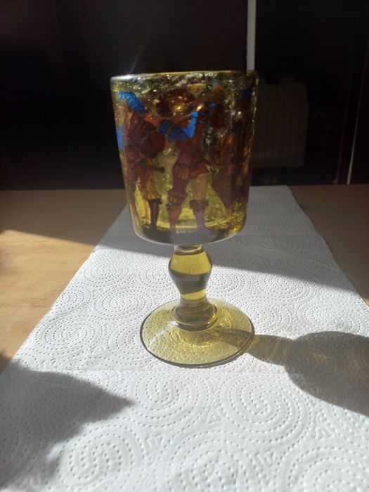 Kielich z zielonego szkła vintage.