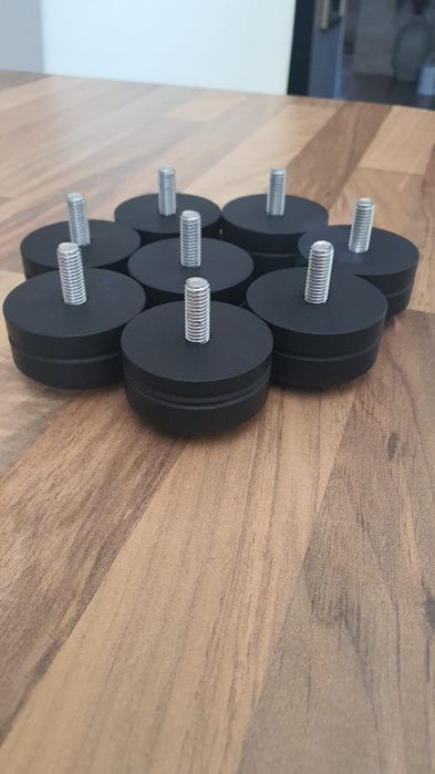 Podstawki pod kolumny lub stolik audio .