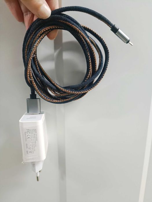 Carregador com cabo · micro USB