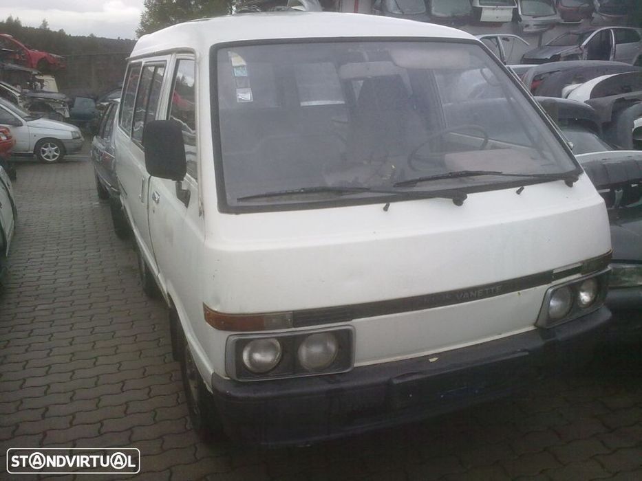 Traseira / Frente /Interior Nissan Vannete 89