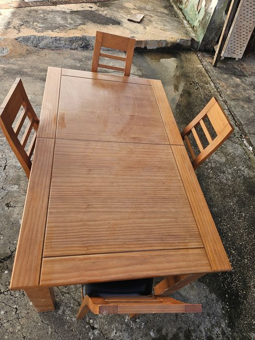 Mesa de jantar com 4 cadeiras